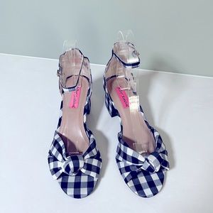 betsey Johnson ,🌷HEELS /SANDAL navy / white Size 5.5 —6